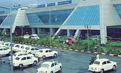 വിമാനത്താവളത്തിലെത്തുന്ന സ്വകാര്യ വാഹനങ്ങള്‍ക്ക് രജിസ്‌ട്രേഷന്‍ നിര്‍ബന്ധം