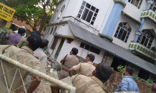 പരപ്പനങ്ങാടിയില്‍ പരിഭ്രാന്തി പരത്തി മസ്ജിദിനു മുകളില്‍ തീനാളങ്ങള്‍