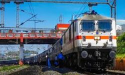 കേരളത്തിനകത്ത് ട്രെയിന്‍ യാത്രക്ക് അനുമതിയില്ല; ടിക്കറ്റെടുത്തവര്‍ക്ക് പണം തിരികെ നല്‍കും