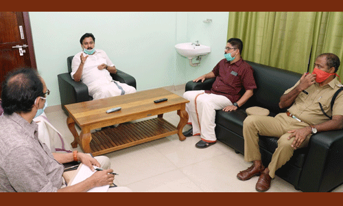 കൊവിഡ് പ്രതിരോധം: താനൂരില് മുന്കരുതല് നടപടികള് ശക്തമാക്കാന് തീരുമാനം കൊവിഡ് പ്രതിരോധം: താനൂരില് മുന്കരുതല് നടപടികള് ശക്തമാക്കാന് തീരുമാനം