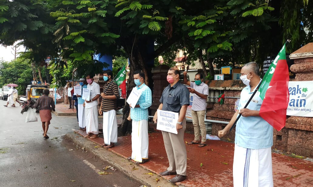 അമിത വില: കലക്റ്ററേറ്റിന് മുമ്പില് എസ് ഡി പി ഐ പ്രതിഷേധം അമിത വില: കലക്റ്ററേറ്റിന് മുമ്പില് എസ് ഡി പി ഐ പ്രതിഷേധം