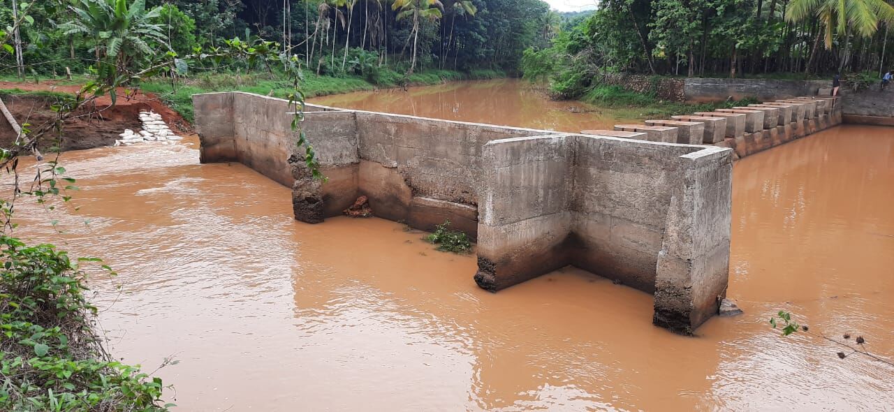 തടയണ കെട്ടിയത് പുഴയുടെ നടുക്ക്; വഴി മാറി ഒഴുകി പുഴ