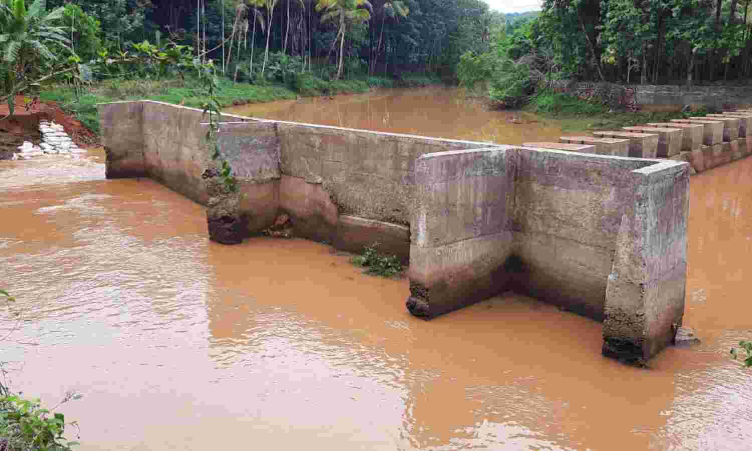 തടയണ കെട്ടിയത് പുഴയുടെ നടുക്ക്; വഴി മാറി ഒഴുകി പുഴ തടയണ കെട്ടിയത് പുഴയുടെ നടുക്ക്; വഴി മാറി ഒഴുകി പുഴ