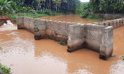തടയണ കെട്ടിയത് പുഴയുടെ നടുക്ക്; വഴി മാറി ഒഴുകി പുഴ