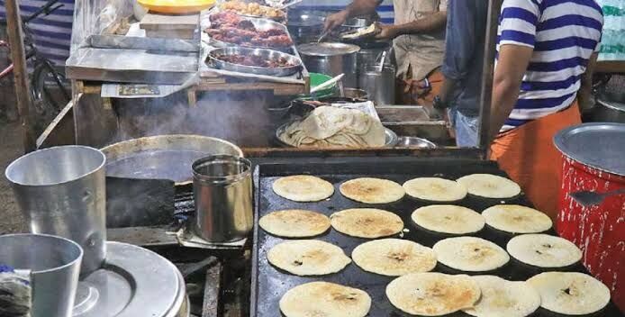തട്ടുകടകളിലെ ഭക്ഷണം കഴിക്കല് അനുവദിക്കില്ലെന്ന് മുഖ്യമന്ത്രി തട്ടുകടകളിലെ ഭക്ഷണം കഴിക്കല് അനുവദിക്കില്ലെന്ന് മുഖ്യമന്ത്രി