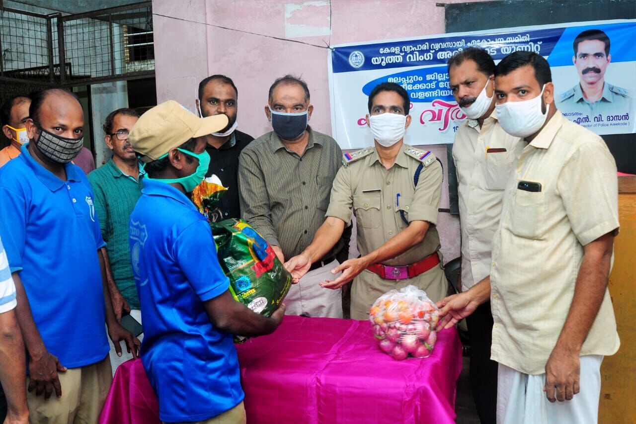 ട്രോമാകെയര് വളണ്ടിയര്മാര്ക്ക് ഭക്ഷ്യധാന്യ കിറ്റുകള് നല്കി ട്രോമാകെയര് വളണ്ടിയര്മാര്ക്ക് ഭക്ഷ്യധാന്യ കിറ്റുകള് നല്കി