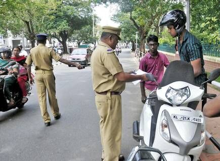 രാവിലെ ഏഴു മുതല്‍ വൈകിട്ട് ഏഴു വരെയുള്ള യാത്രകള്‍ക്ക് പാസ് ആവശ്യമില്ല