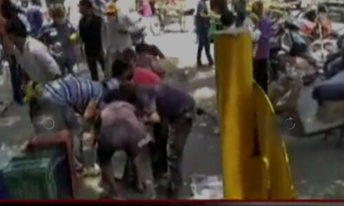 ഡല്‍ഹിയില്‍ യാത്രക്കാര്‍ ഒരു തെരുവ് കച്ചവടക്കാരന്റെ പഴക്കുട്ടകള്‍ കൊള്ളയടിച്ചു