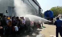 ഡല്‍ഹിയില്‍ കുടിയേറ്റ തൊഴിലാളികള്‍ക്കുമേല്‍ അണുനാശിനി തളിച്ചു