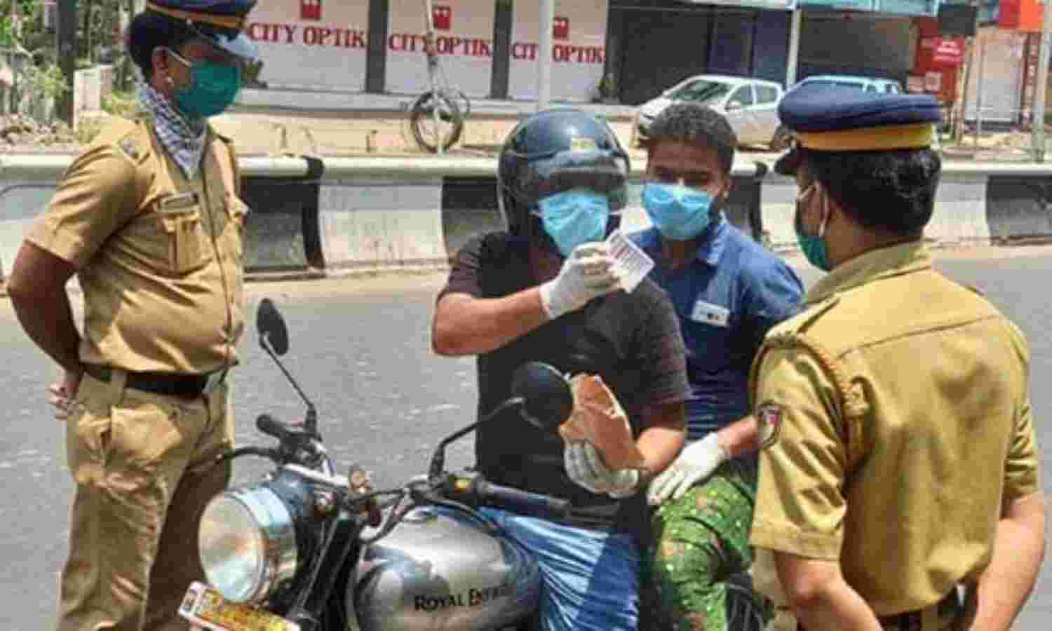 മാസ്ക് ധരിക്കാത്തതിന് ഞായറാഴ്ച മാത്രം 4,228 കേസ്; ലോക്ക് ഡൗണ് ലംഘിച്ചതിന് 726 അറസ്റ്റ്, പിടിച്ചെടുത്തത് 327 വാഹനങ്ങള് മാസ്ക് ധരിക്കാത്തതിന് ഞായറാഴ്ച മാത്രം 4,228 കേസ്; ലോക്ക് ഡൗണ് ലംഘിച്ചതിന് 726 അറസ്റ്റ്, പിടിച്ചെടുത്തത് 327 വാഹനങ്ങള്