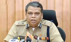 എസ്.എസ്.എല്.സി, പ്ലസ് ടു പരീക്ഷാ കേന്ദ്രങ്ങളില് പോലിസിനെ വിന്യസിപ്പിക്കും എസ്.എസ്.എല്.സി, പ്ലസ് ടു പരീക്ഷാ കേന്ദ്രങ്ങളില് പോലിസിനെ വിന്യസിപ്പിക്കും