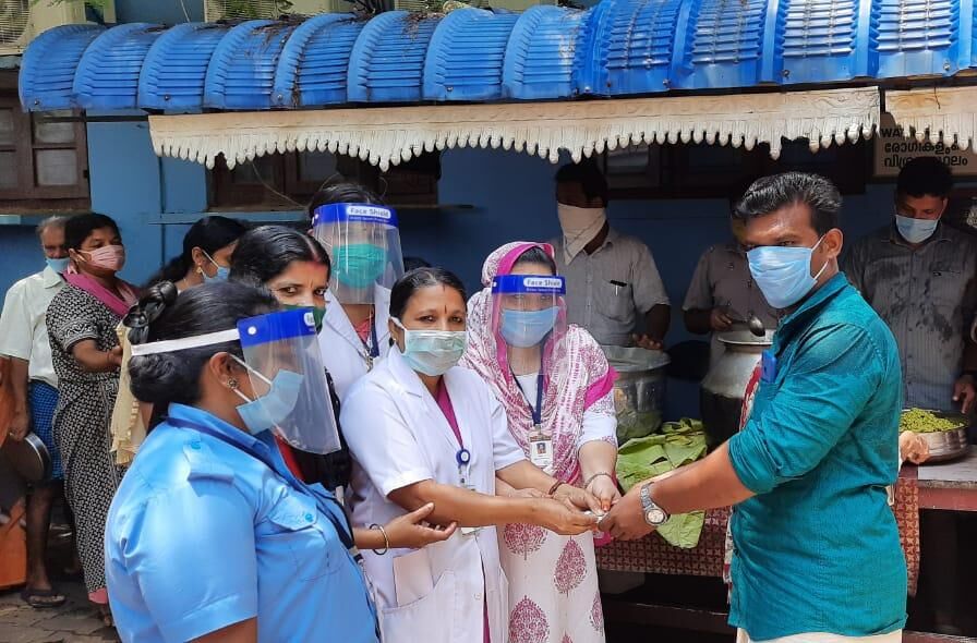 ഡിവൈഎഫ്‌ഐയുടെ ഉച്ച ഭക്ഷണ വിതരണത്തിന് ധനസഹായം നല്‍കി ആശുപത്രി ജീവനക്കാര്‍
