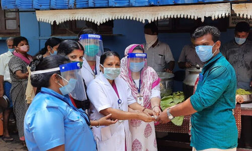 ആശുപത്രിയിലെ  ഭക്ഷണ വിതരണത്തിന് ജീവനക്കാരുടെ  ധന സഹായം