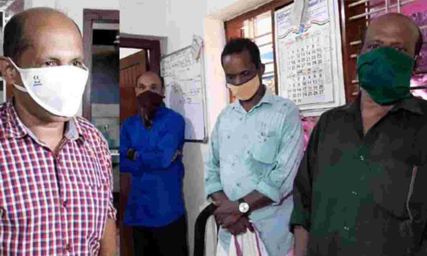ലോക്ക് ഡൗണ് കാലത്ത് അനധികൃത മദ്യവില്പ്പന; ബാറുടമ ഉള്പ്പടെ നാലുപേര് എക്സൈസ് പിടിയില് ലോക്ക് ഡൗണ് കാലത്ത് അനധികൃത മദ്യവില്പ്പന; ബാറുടമ ഉള്പ്പടെ നാലുപേര് എക്സൈസ് പിടിയില്