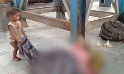 പട്ടിണി മൂലം മരിച്ച അമ്മയെ വിളിച്ചുണര്‍ത്താന്‍ ശ്രമിച്ച് കുഞ്ഞ്; കുടിയേറ്റ തൊഴിലാളികളുടെ ഉള്ളുലക്കുന്ന ദൃശ്യങ്ങളിലേക്ക് ഒന്നുകൂടി