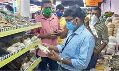 അമിതവില: പെരിന്തല്‍മണ്ണയിലും പരിസരങ്ങളിലെയും കടകളില്‍ വിജിലന്‍സ് പരിശോധന, പഴകിയ ഭക്ഷണ സാധനങ്ങള്‍ കണ്ടെടുത്തു