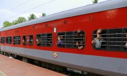 തിരുവല്ലയില്‍ നിന്ന് പശ്ചിമബംഗാളിലേക്കുള്ള ആദ്യ ട്രെയിന്‍ പുറപ്പെട്ടു