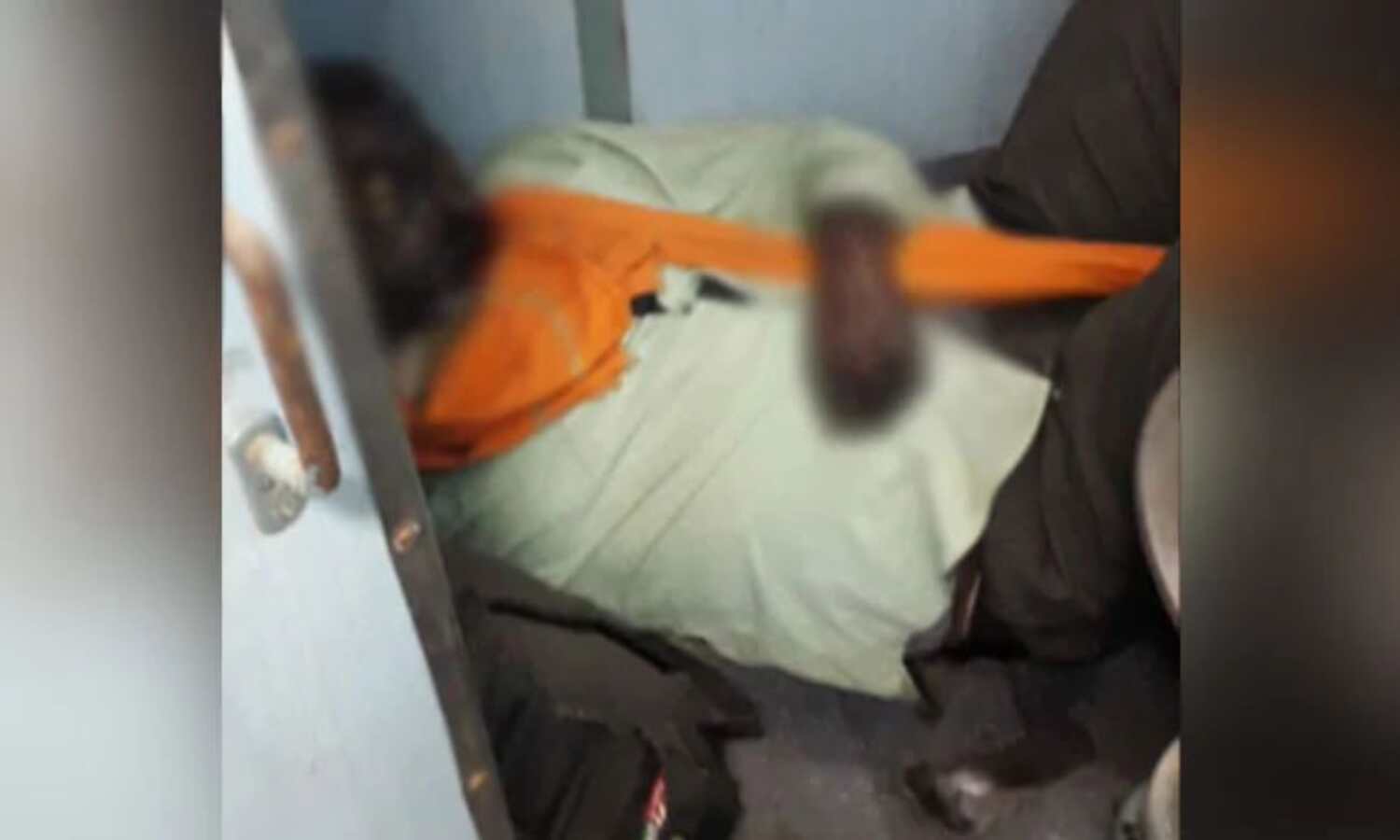 യുപിയിലെ ട്രെയിന് ടോയ്ലറ്റില് കുടിയേറ്റ തൊഴിലാളിയുടെ മൃതദേഹം യുപിയിലെ ട്രെയിന് ടോയ്ലറ്റില് കുടിയേറ്റ തൊഴിലാളിയുടെ മൃതദേഹം