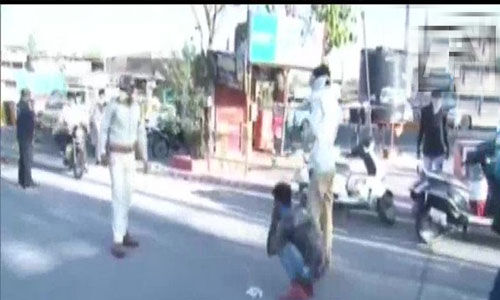 ലോക്ക് ഡൗണ് ലംഘിച്ചവരെ പരസ്യമായി ഏത്തമിടീച്ച് മധ്യപ്രദേശ് പോലിസ് ലോക്ക് ഡൗണ് ലംഘിച്ചവരെ പരസ്യമായി ഏത്തമിടീച്ച് മധ്യപ്രദേശ് പോലിസ്