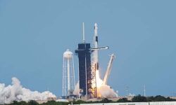 ചരിത്രത്തിലേക്ക് കുതിച്ച് നാസയുടെ സ്‌പേസ് എക്‌സ്; ശാസ്ത്രജ്ഞരെയും വഹിച്ച് ഫാല്‍ക്കണ്‍ റോക്കറ്റ് ബഹിരാകാശത്തേക്ക്