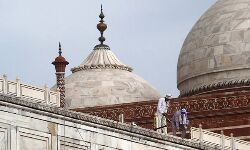 താജ് മഹലിനു ഇടിമിന്നലില് കേടുപാട് താജ് മഹലിനു ഇടിമിന്നലില് കേടുപാട്