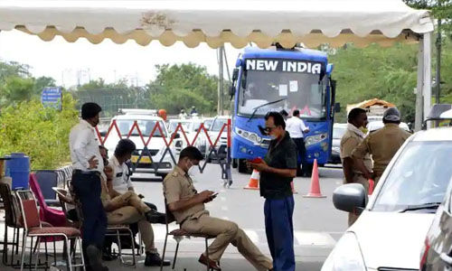 കൊവിഡ് 19: ഡല്‍ഹി അതിര്‍ത്തികള്‍ അടച്ചു; പ്രവേശനം അവശ്യവസ്തുക്കളുമായുള്ള വാഹനങ്ങള്‍ക്കു മാത്രം