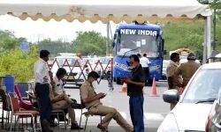 കൊവിഡ് 19: ഡല്ഹി അതിര്ത്തികള് അടച്ചു; പ്രവേശനം അവശ്യവസ്തുക്കളുമായുള്ള വാഹനങ്ങള്ക്കു മാത്രം കൊവിഡ് 19: ഡല്ഹി അതിര്ത്തികള് അടച്ചു; പ്രവേശനം അവശ്യവസ്തുക്കളുമായുള്ള വാഹനങ്ങള്ക്കു മാത്രം