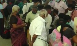 രാജ്യത്ത് 200 ട്രയിനുകള്‍ സര്‍വീസ് ആരംഭിച്ചു; റെയില്‍വേ സ്റ്റേഷനുകളില്‍ തിക്കും തിരക്കും