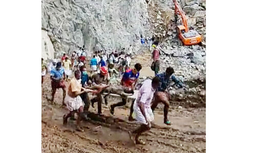 പിറവം പാറമട അപകടം: അന്തര്സംസ്ഥാന തൊഴിലാളി അടക്കം രണ്ടു പേര് മരിച്ചു പിറവം പാറമട അപകടം: അന്തര്സംസ്ഥാന തൊഴിലാളി അടക്കം രണ്ടു പേര് മരിച്ചു