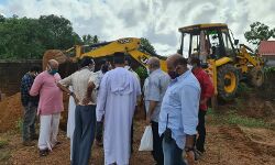 കൊവിഡ് ബാധിച്ച്  മരിച്ച വൈദികന്റെ സംസ്‌കാരത്തെ ചൊല്ലി തര്‍ക്കം