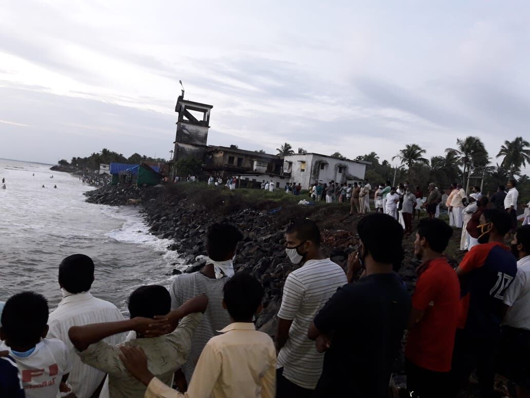 കൂട്ടുകാരൊടൊപ്പം കടലില് കുളിക്കാനിറങ്ങിയ വിദ്യാര്ത്ഥിയെ കാണാതായി കൂട്ടുകാരൊടൊപ്പം കടലില് കുളിക്കാനിറങ്ങിയ വിദ്യാര്ത്ഥിയെ കാണാതായി