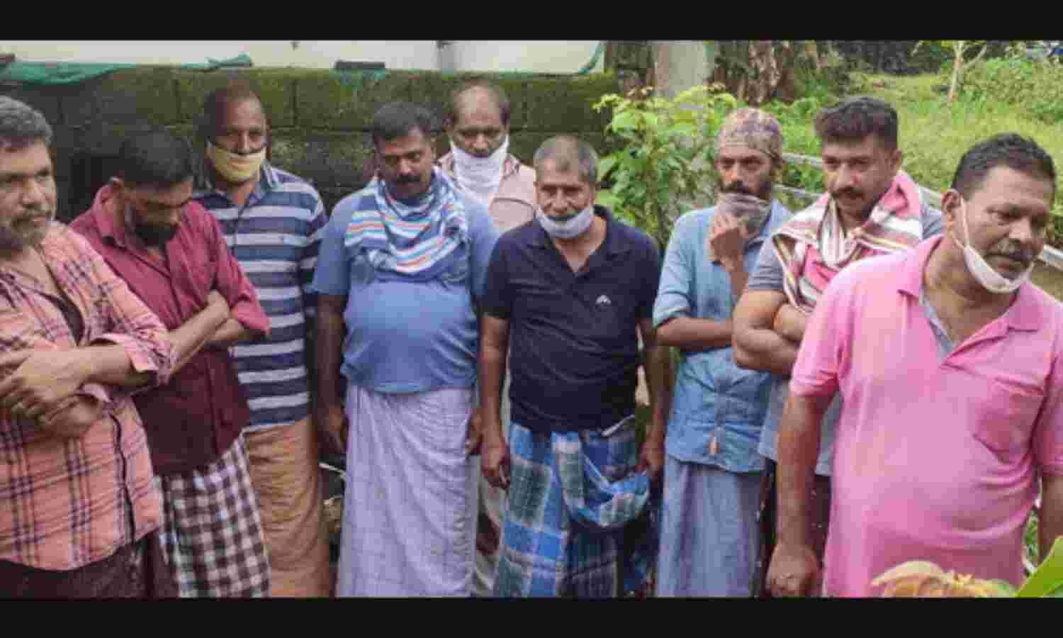 പണംവച്ച് ചീട്ടുകളി: ഒമ്പതംഗസംഘം പിടിയില് പണംവച്ച് ചീട്ടുകളി: ഒമ്പതംഗസംഘം പിടിയില്