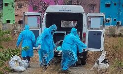 കൊവിഡ് ബാധിച്ചു മരിച്ചയാളുടെ മൃതദേഹം കുഴിയിലേക്ക് വലിച്ചെറിഞ്ഞു