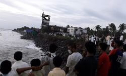 കൂട്ടുകാരൊടൊപ്പം കടലില്‍ കുളിക്കാനിറങ്ങിയ വിദ്യാര്‍ത്ഥിയെ കാണാതായി