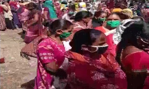 ലോക്ക് ഡൗണില് ഇളവുകള് നല്കണമെന്നാവശ്യപ്പെട്ട് സമരം ചെയ്ത പൂനെ സ്വദേശികള്ക്കെതിരേ കേസെടുത്തു ലോക്ക് ഡൗണില് ഇളവുകള് നല്കണമെന്നാവശ്യപ്പെട്ട് സമരം ചെയ്ത പൂനെ സ്വദേശികള്ക്കെതിരേ കേസെടുത്തു