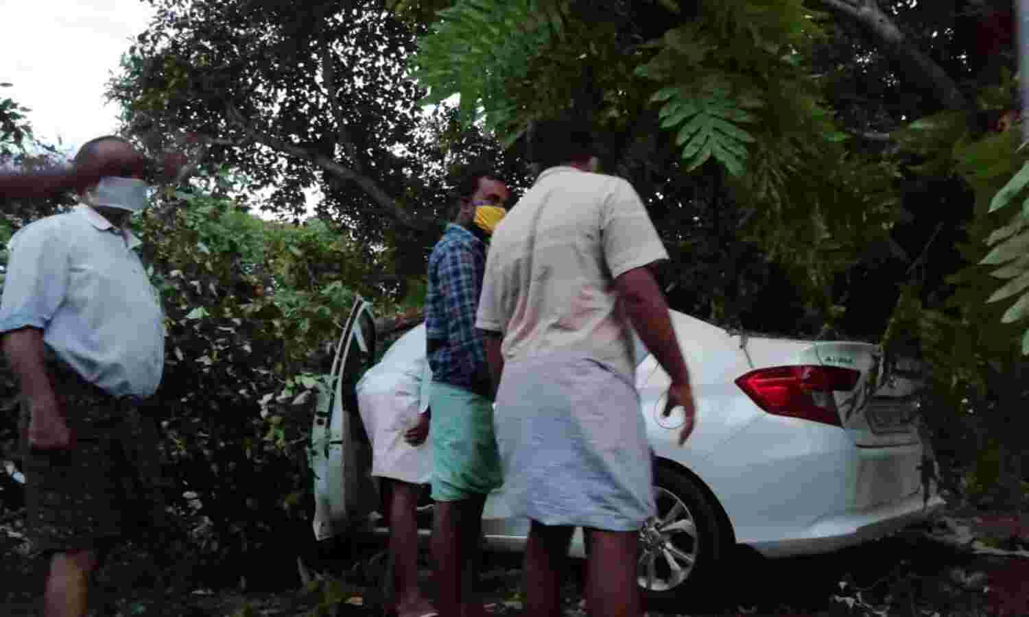 ഓടിക്കൊണ്ടിരുന്ന കാറിന് മുകളില് കൂറ്റന് മരക്കൊമ്പ് പൊട്ടിവീണ് കാറ് തകര്ന്നു; യാത്രക്കാര് അത്ഭുതകരമായി രക്ഷപ്പെട്ടു ഓടിക്കൊണ്ടിരുന്ന കാറിന് മുകളില് കൂറ്റന് മരക്കൊമ്പ് പൊട്ടിവീണ് കാറ് തകര്ന്നു; യാത്രക്കാര് അത്ഭുതകരമായി രക്ഷപ്പെട്ടു