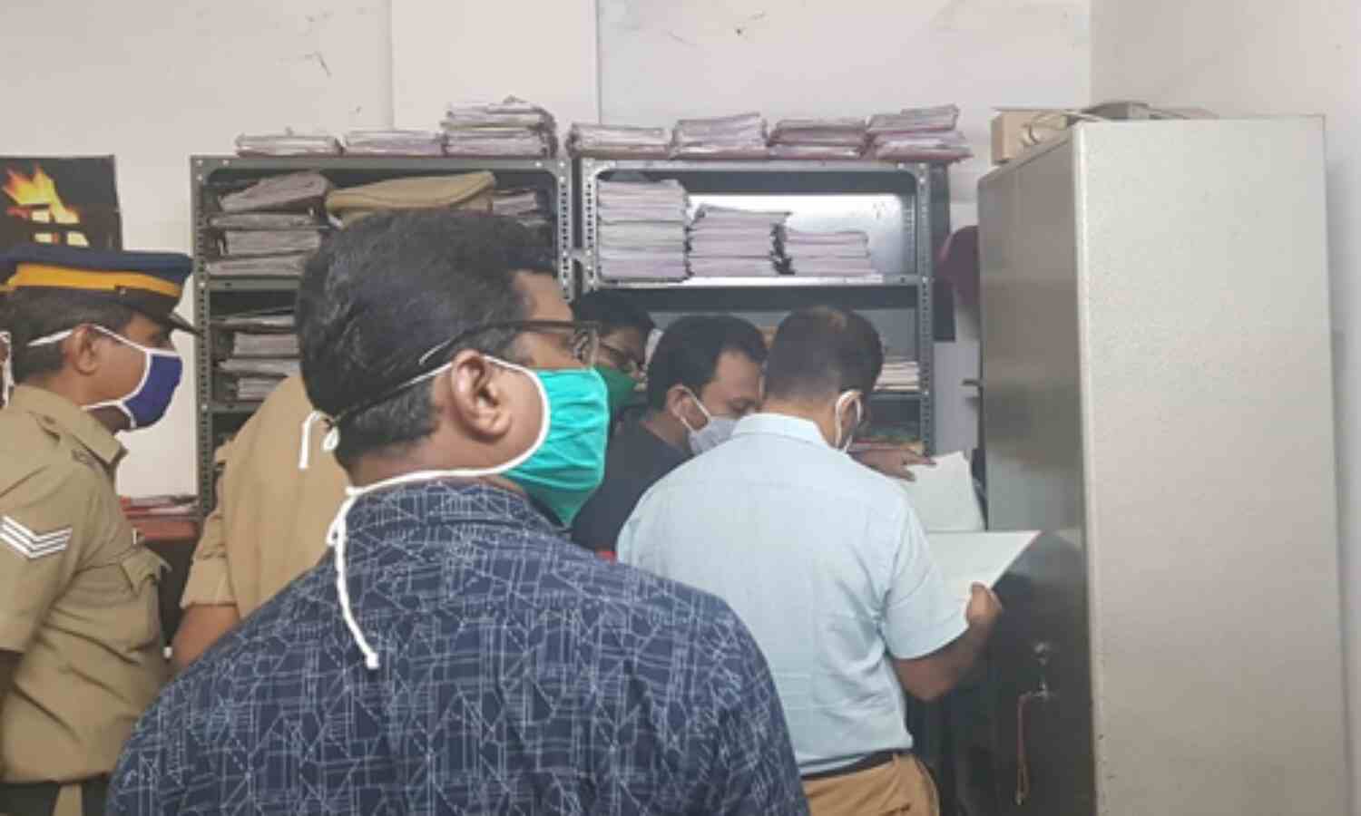 പ്രളയ ദുരിതാശ്വാസ ഫണ്ട് തട്ടിപ്പ്: അന്വേഷണ കമ്മീഷന് തെളിവെടുപ്പ് തുടങ്ങി; മുഖ്യപ്രതി വിഷ്ണു പ്രസാദിന്റെ സ്വത്തുക്കള് കണ്ടു കെട്ടും പ്രളയ ദുരിതാശ്വാസ ഫണ്ട് തട്ടിപ്പ്: അന്വേഷണ കമ്മീഷന് തെളിവെടുപ്പ് തുടങ്ങി; മുഖ്യപ്രതി വിഷ്ണു പ്രസാദിന്റെ സ്വത്തുക്കള് കണ്ടു കെട്ടും