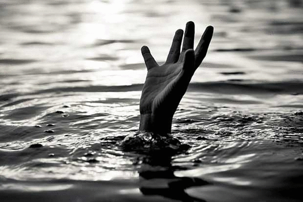 പുഴയില് കുളിക്കുന്നതിനിടെ 15 വയസ്സുകാരന് മുങ്ങി മരിച്ചു പുഴയില് കുളിക്കുന്നതിനിടെ 15 വയസ്സുകാരന് മുങ്ങി മരിച്ചു