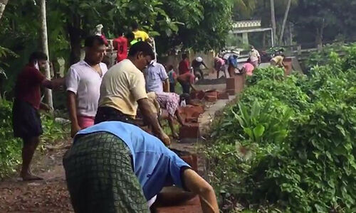 വെള്ളക്കെട്ട് ഭീഷണി: ജനപ്രതിനിധികള് പുറംതിരിഞ്ഞുനിന്നു; ലക്ഷങ്ങള് മുടക്കി ജനങ്ങള് മുന്നോട്ട് വെള്ളക്കെട്ട് ഭീഷണി: ജനപ്രതിനിധികള് പുറംതിരിഞ്ഞുനിന്നു; ലക്ഷങ്ങള് മുടക്കി ജനങ്ങള് മുന്നോട്ട്