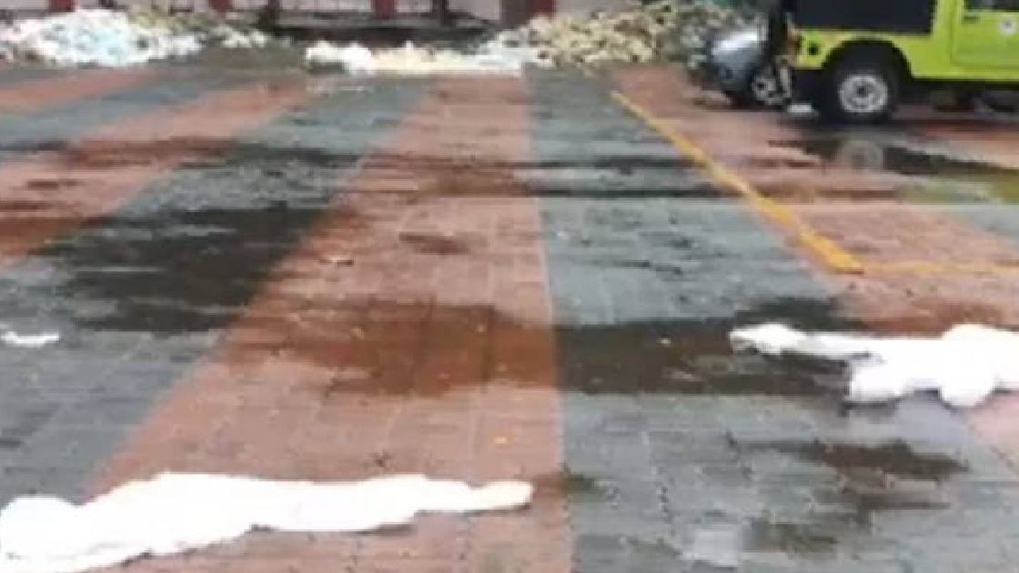പിപിഇ കിറ്റുകള് വലിച്ചെറിഞ്ഞ നിലയില് പിപിഇ കിറ്റുകള് വലിച്ചെറിഞ്ഞ നിലയില്