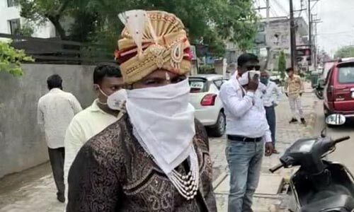 മാസ്ക് ധരിച്ചില്ല, സാമൂഹിക അകലം പാലിച്ചില്ല; ഇന്ഡോറില് വരന് 2,100 രൂപ പിഴ മാസ്ക് ധരിച്ചില്ല, സാമൂഹിക അകലം പാലിച്ചില്ല; ഇന്ഡോറില് വരന് 2,100 രൂപ പിഴ