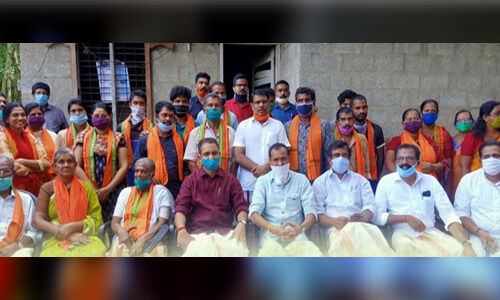 വെമ്പായത്ത് ഡിവൈഎഫ്ഐ ഭാരവാഹികളടക്കം 49 സിപിഎം പ്രവര്ത്തകര് ബിജെപിയില് ചേര്ന്നു വെമ്പായത്ത് ഡിവൈഎഫ്ഐ ഭാരവാഹികളടക്കം 49 സിപിഎം പ്രവര്ത്തകര് ബിജെപിയില് ചേര്ന്നു