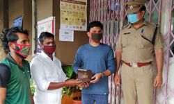 കെപിഎംഎസ് നേതാവിന്റെ സത്യസന്ധത: സ്വര്ണാഭരണങ്ങളടങ്ങിയ ബാഗ് ഉടമയ്ക്ക് തിരിച്ചുകിട്ടി കെപിഎംഎസ് നേതാവിന്റെ സത്യസന്ധത: സ്വര്ണാഭരണങ്ങളടങ്ങിയ ബാഗ് ഉടമയ്ക്ക് തിരിച്ചുകിട്ടി