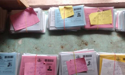 അനര്ഹമായ റേഷന് കാര്ഡുകള് കണ്ടെത്താന് നടപടി തുടങ്ങി; പൊതുജനങ്ങള്ക്കും വിവരം നല്കാം അനര്ഹമായ റേഷന് കാര്ഡുകള് കണ്ടെത്താന് നടപടി തുടങ്ങി; പൊതുജനങ്ങള്ക്കും വിവരം നല്കാം