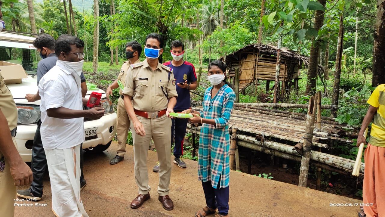 ആദിവാസി കോളനിയില്‍ പഠനോപകരണങ്ങള്‍ വിതരണം ചെയ്തു