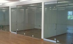 ചില്ലുവാതില്‍ വീണ് വീട്ടമ്മ മരിച്ച സംഭവം: സ്ഥാപനങ്ങള്‍ക്ക് മാര്‍ഗനിര്‍ദേശവുമായി എറണാകുളം ജില്ലാ ഭരണകൂടം