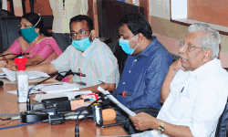 തൃശൂരില് നാല് കണ്ടയ്ന്മെന്റ് സോണുകളിലെ നിയന്ത്രണങ്ങള് തുടരും തൃശൂരില് നാല് കണ്ടയ്ന്മെന്റ് സോണുകളിലെ നിയന്ത്രണങ്ങള് തുടരും