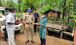 ആദിവാസി കോളനിയില്‍ പഠനോപകരണങ്ങള്‍ വിതരണം ചെയ്തു