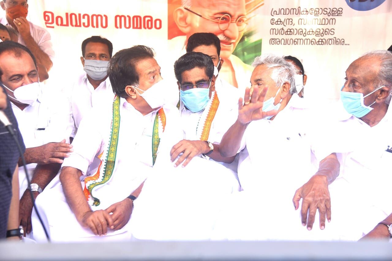 സർക്കാരുകളുടെ പ്രവാസി വഞ്ചന; രമേശ് ചെന്നിത്തല ഉപവാസം ആരംഭിച്ചു സർക്കാരുകളുടെ പ്രവാസി വഞ്ചന; രമേശ് ചെന്നിത്തല ഉപവാസം ആരംഭിച്ചു