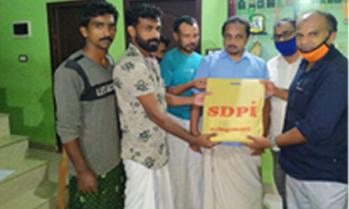 എസ്ഡിപിഐ സ്ഥാപക ദിനത്തില് നോട്ട്പുസ്തകങ്ങള് വിതരണം ചെയ്തു എസ്ഡിപിഐ സ്ഥാപക ദിനത്തില് നോട്ട്പുസ്തകങ്ങള് വിതരണം ചെയ്തു